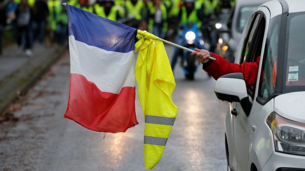 Někteří demonstranti dali francouzskou vlajku vedle žluté vesty...