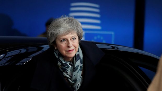 Britské premiérka Theresa Mayová vystupuje z auta na evropském summitu v Bruselu