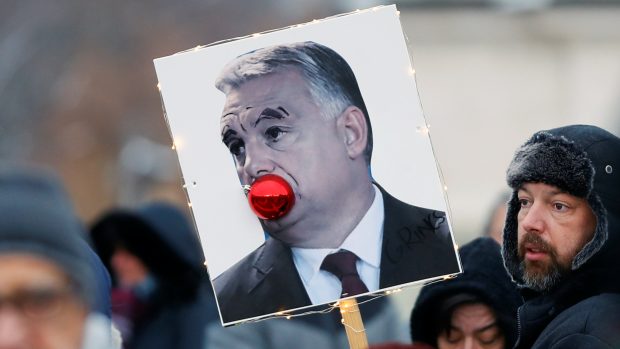 Tisíce lidí v neděli protestovaly v Budapešti proti novele zákoníku práce, přezdívané „otrocký zákon“, která zvyšuje limit na počet přesčasů pro zaměstnance