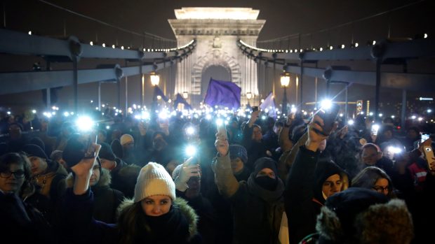 Demonstranti na Széchenyiho řetězovém mostě