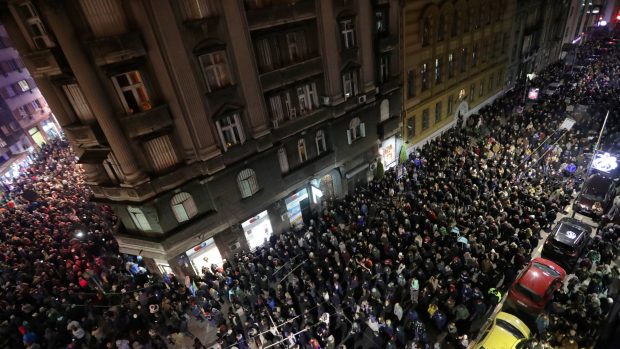 Lidé protestovali proti srbskému prezidentovi Aleksandaru Vučičovi a jeho vládě, kterou považují za autokratickou