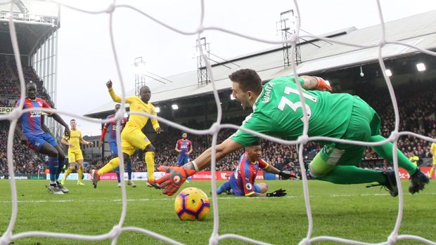 N&#039;Golo Kanté (ve žlutém) zaznamenal jedinou branku utkání mezi Chelsea a Crystal Palace