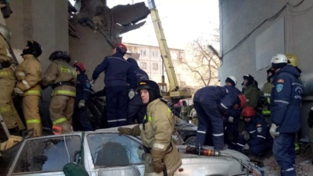 Za příčinu neštěstí je předběžně považována exploze plynu. Podobné případy nejsou v Rusku podle médií vzácné