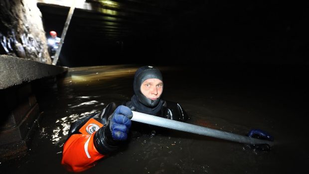 Zásah potápěčů, policistů, strážníků a hlídky poříčního oddílu policie trvá už dva dny