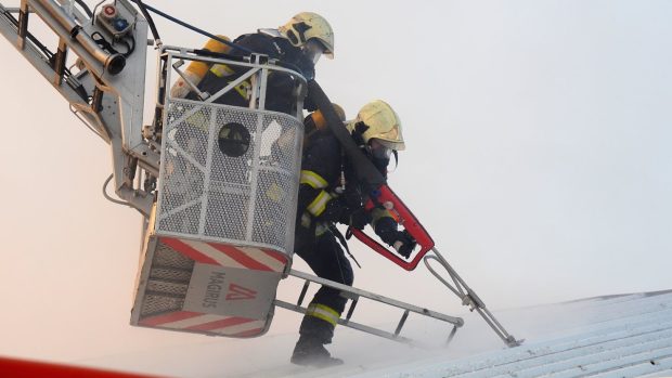 „Podrobným průzkumem v hale bylo zjištěno, že se nejednalo o pyrotechniku ale chemické prostředky na čištění. V objektu bylo 16 tlakových láhví, které jsme vynesli a ochlazovali,“ uvedli hasiči na twitteru