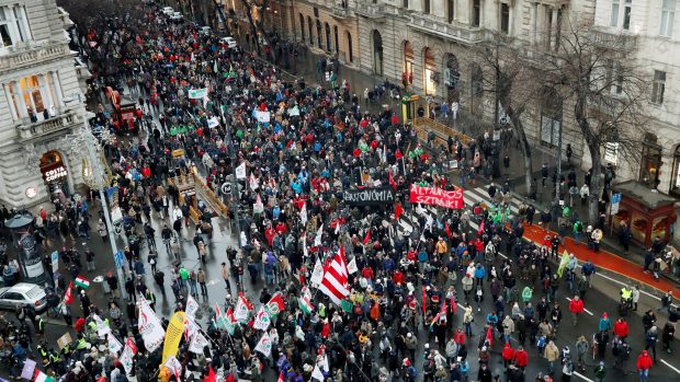 Lidé v maďarské Budapešti opět protestují proti krokům vlády Viktora Orbána