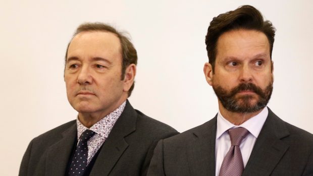 Herec Kevin Spacey se svým právníkem (vpravo) u soudu