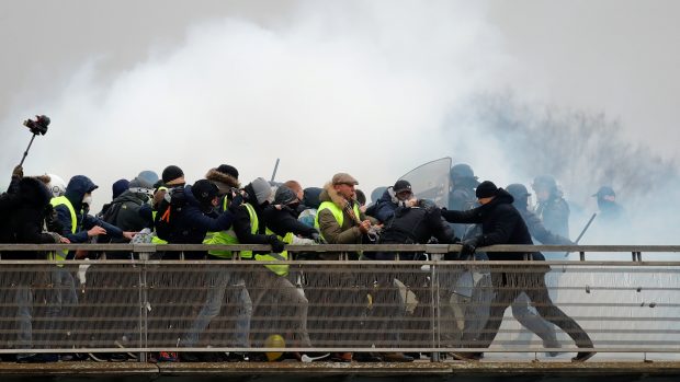 Boxerský šampion Christophe Dettinger (úplně vpravo v černém) bojuje s francouzskými policisty