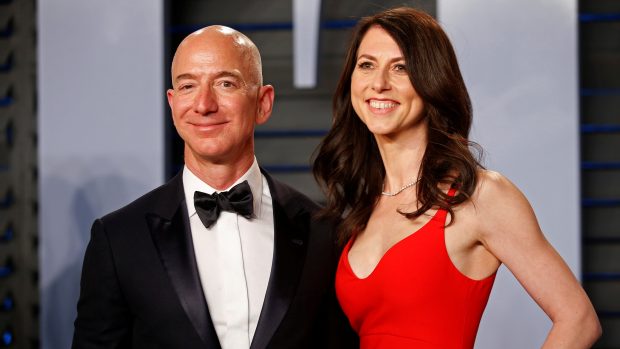 Zakladatel Amazonu Jeff Bezos s manželkou MacKenzie