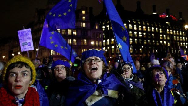 Před britským parlamentem protestují zastánci i odpůrci brexitu.