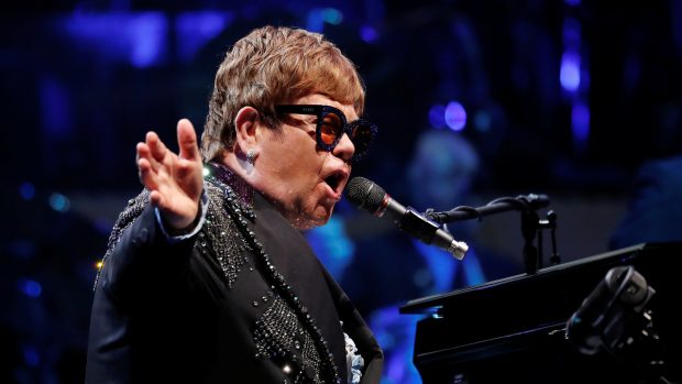 Britský zpěvák a klavírista Elton John během koncertního turné Farewell Yellow Brick Road, tady konkrétně v Los Angeles