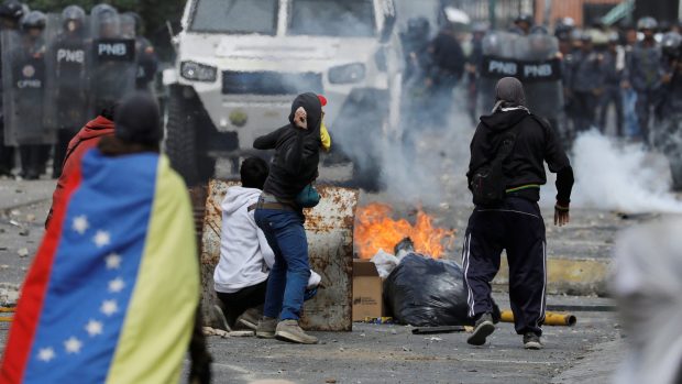Demonstrace proti Nicolási Madurovi v Caracasu.