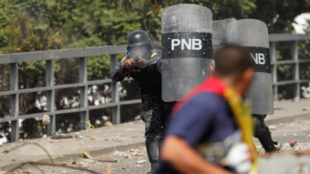Venezuelští policisté střílí gumové projektily na demonstranty