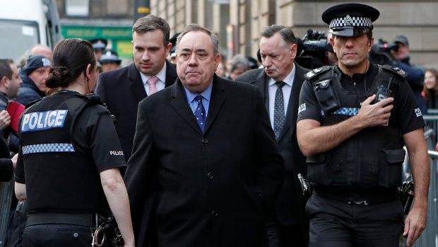 Bývalý první ministr Skotska Alex Salmond opouští soud v Edinburghu