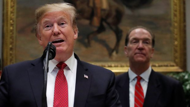 Americký prezident Donald Trump a kandidát na šéfa Světové banky David Malpass (v pozadí)