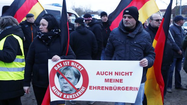 Demonstranti, kteří protestovali proti udělení čestného občanství východoněmeckého Templinu kancléřce Angele Merkelové