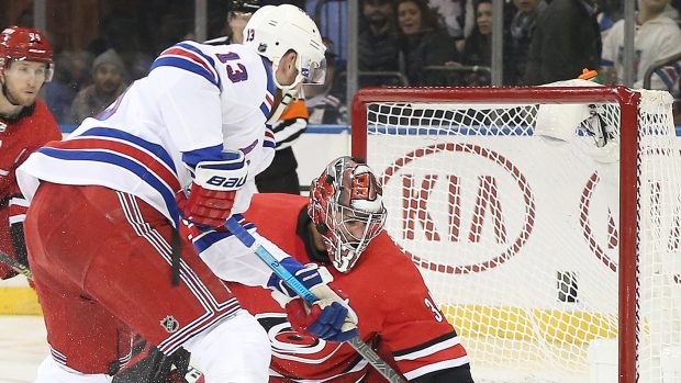 Petr Mrázek při zápase proti New York Rangers