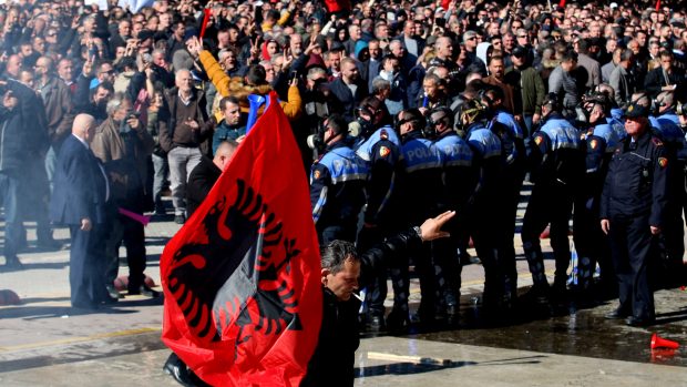 Policie v Tiraně v sobotu použila slzný plyn proti účastníkům protivládní demonstrace poté, co se snažili násilím dostat do úřadu premiéra Ediho Ramy