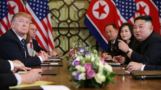 Americký prezident Donald Trump a severokorejský vůdce Kim Čong-un na jednání se svými poradci