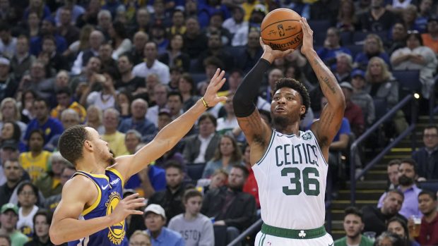 Marcus Smart (vpravo) z Boston Celtics střílí přes obranu Stephena Curryho z Golden State Warriors