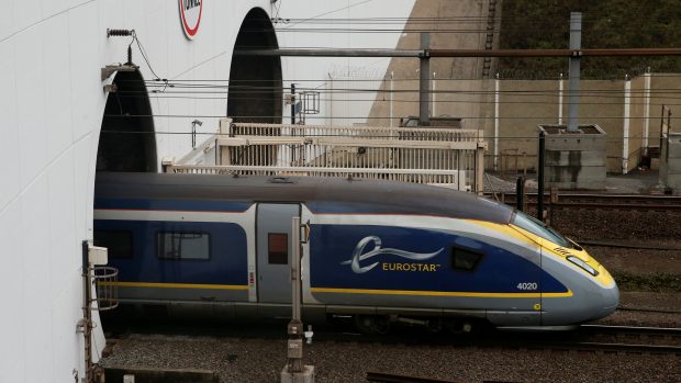 Vlak společnosti Eurostar při vjezdu do eurotunelu