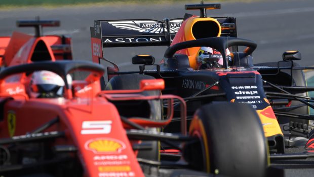 Sebastian Vettel z Ferrari při souboji s Maxem Verstappenem z Red Bullu