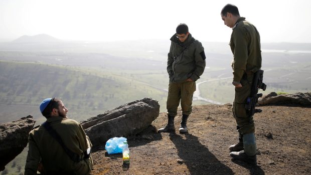 Izraelští vojáci na hoře Har Bental, která slouží jako pozorovací stanoviště v Golanských výšinách, které jsou částečně okupované Izraelem