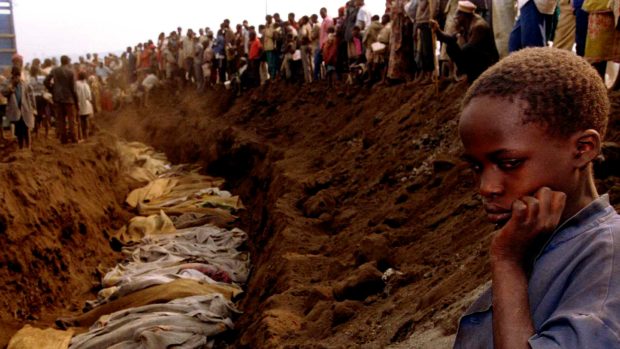 Masový hrob obětí genocidy ve Rwandě, během které zmasakrovali hutuští extremisté za 100 dní na 800 tisíc lidí