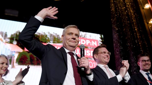Šéf sociálních demokratů Anti Rinne oslavuje vítězství ve volbách.
