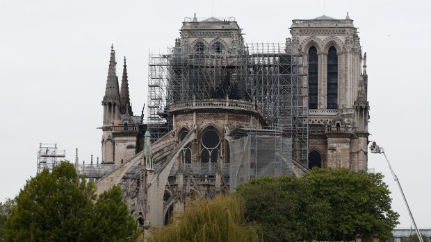 Pařížská katedrála Notre-Dame v úterý ráno