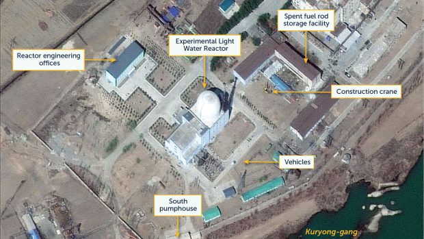 Snímky zachycují pět speciálních železničních kontejnerů, které se nacházejí poblíž zařízení na obohacování uranu a radiochemické laboratoře