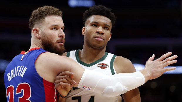 Souboj hvězd - Blake Griffin z Detroitu Pistons (vlevo) brání Janise Adetokunba z Milwaukee Bucks