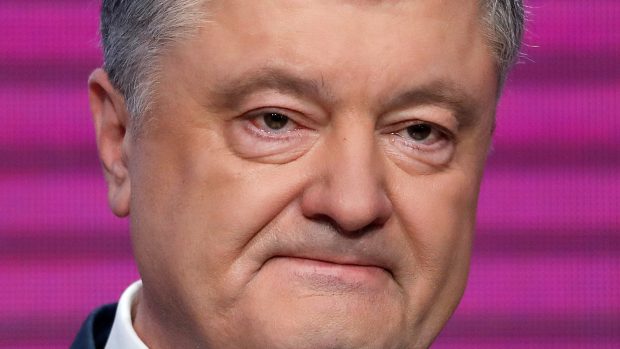 Úřadující prezident Petro Porošenko uznal v neděli večer porážku