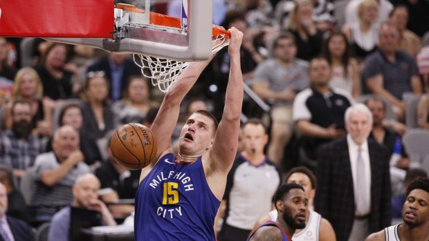 Nikola Jokič skóruje v šestém zápase série prvního kola play-off NBA proti Denveru. V utkání zaznamenal 43 bodů