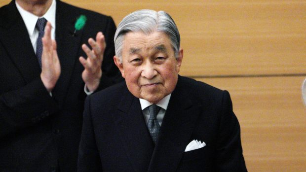 Japonský císař Akihito oficiálně odstupuje kvůli pokročilému věku.