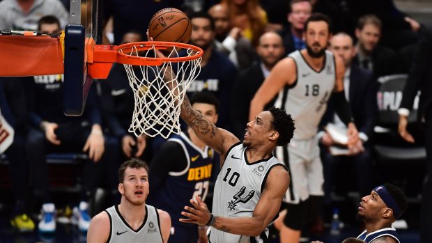 DeMar DeRozan v dresu San Antonia skóruje do koše Denveru. Do čtvrtfinále NBA ale nakonec postoupili Nuggets