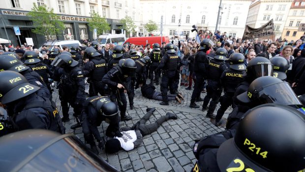 Policejní zásah v centru Brna, kde se střetli příznivci krajní pravice a jejich odpůrci