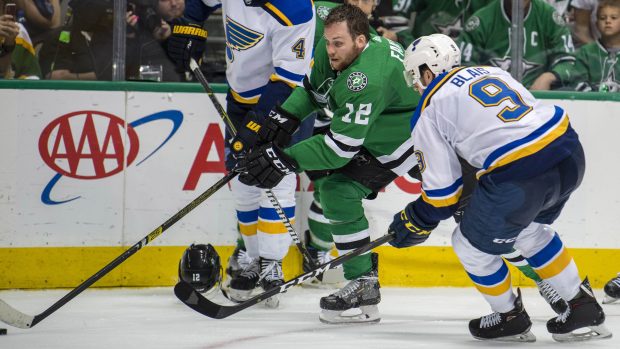 Útočník Radek Faksa i bez helmy bojuje o puk během šestého zápasu série mezi Dallasem Stars a St. Louis Blues