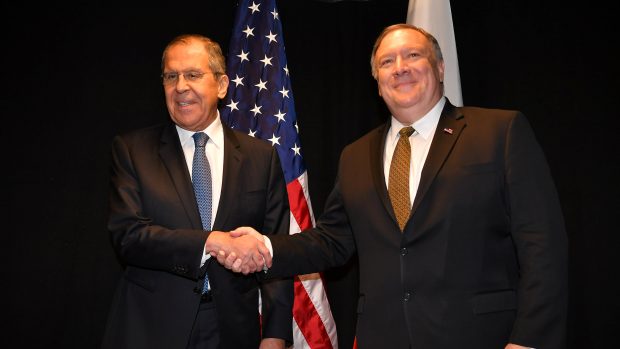 Ruský ministr zahraničí Sergej Lavrov (vlevo) po pondělní schůzce se svým americkým protějškem Mikem Pompeem znovu varoval před případným vojenským zásahem Spojených států ve Venezuele