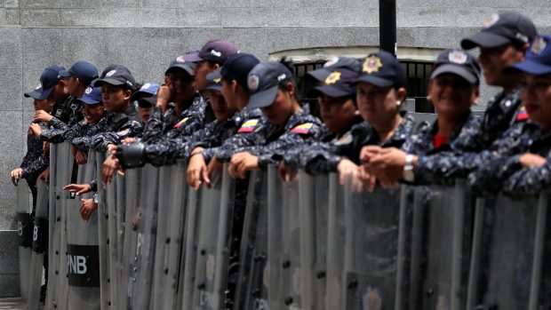 Venezuelská policie při úterní blokádě Národního shromáždění