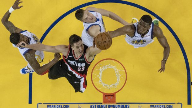 Portlandský Zach Collins bojuje o koš s obránci Golden State v prvním semifinálovém zápasu NBA.