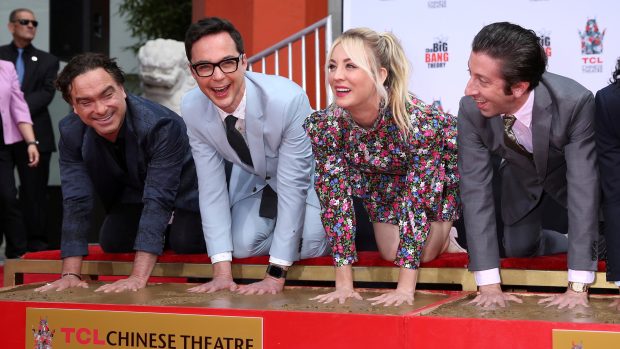 Herci ze seriálu The Big Bang Theory před TCL Chinese Theatre v Los Angeles.