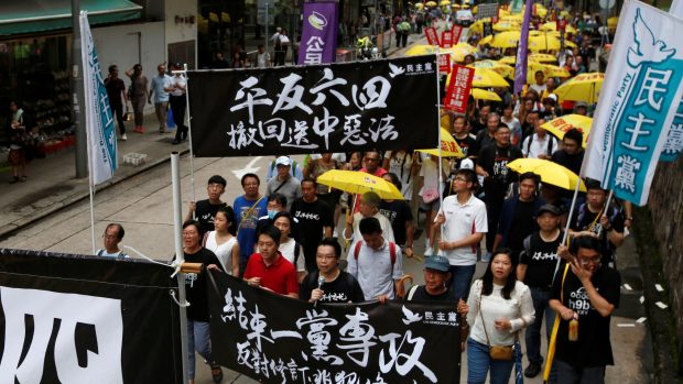 Ulice Hongkongu znovu zaplnili demonstranti. Protestují proti potlačování občanských práv a svobod a upozorňují na blížící se třicáté, výročí masakru na Náměstí nebeského klidu