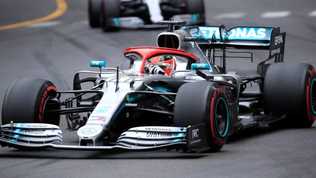 Lewis Hamilton na trati v Monaku