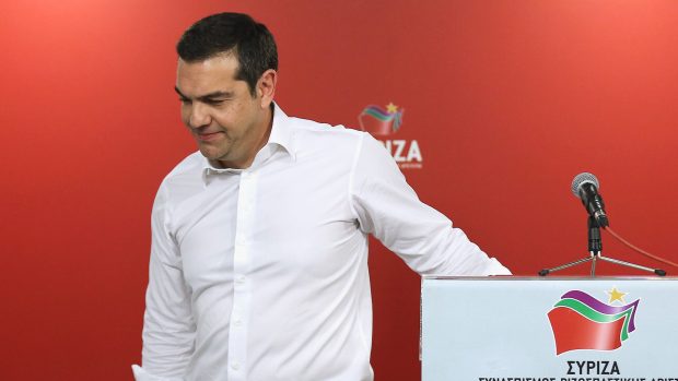 Řecký premiér Tsipras opouští tiskovou konferenci po oznámení výsledků evropských voleb.