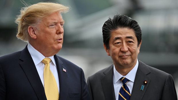 Donald Trump a japonský premiér Šinzó Abe