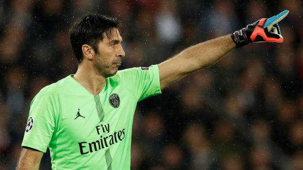 Italský fotbalový brankář Gianluigi Buffon v dresu PSG