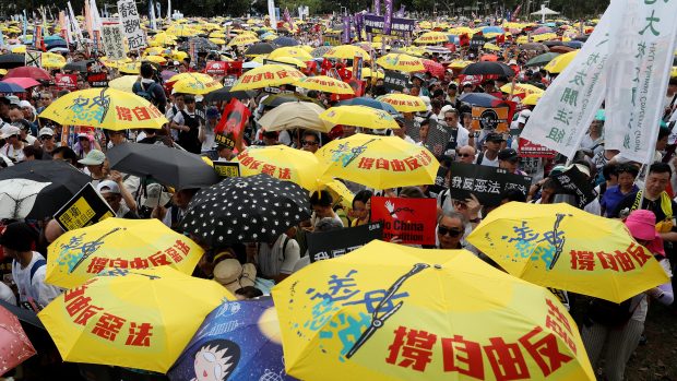 Symbolem hongkongských demonstrací proti spornému návrhu extradičního zákona se staly žluté deštníky