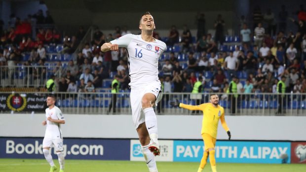 Slovenský fotbalista Dávid Hancko slaví gól do sítě Ázerbájdžánu