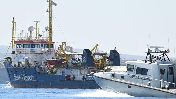 Humanitární loď Sea-Watch 3 s 42 migranty na palubě se rozhodla porušit blokádu Itálie a u ostrova Lampedusa vplula ve středu v 13.50 SELČ do italských teritoriálních vod